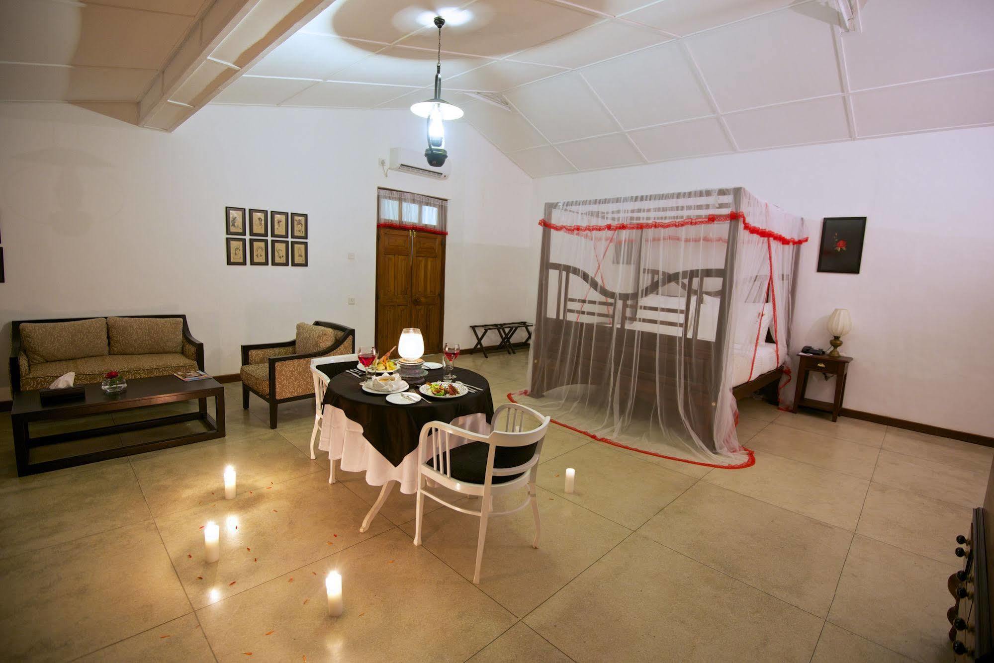 Mountbatten Bungalow- Thema Collection Канді Екстер'єр фото